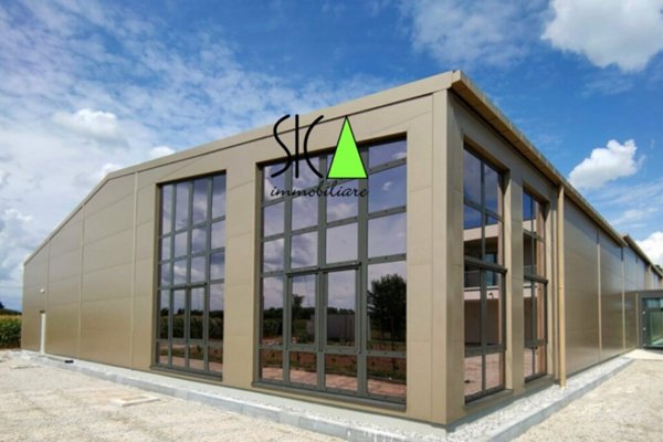 locale commerciale in vendita a Pietrasanta