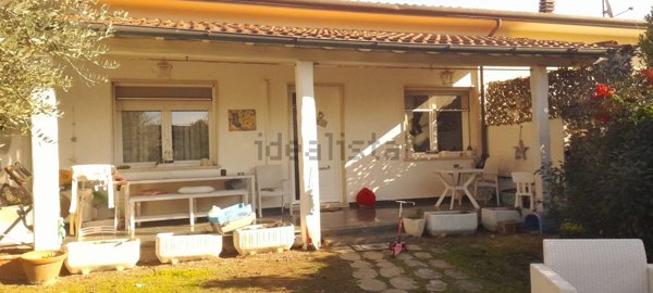 casa indipendente in vendita a Pietrasanta in zona Tonfano