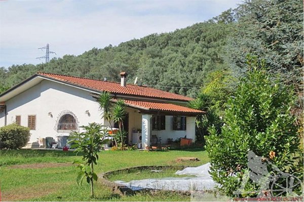 casa indipendente in vendita a Pietrasanta in zona Strettoia