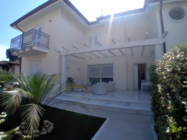 casa indipendente in vendita a Pietrasanta in zona Tonfano