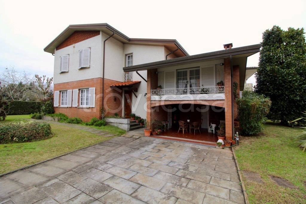casa indipendente in vendita a Pietrasanta in zona Marina di Pietrasanta