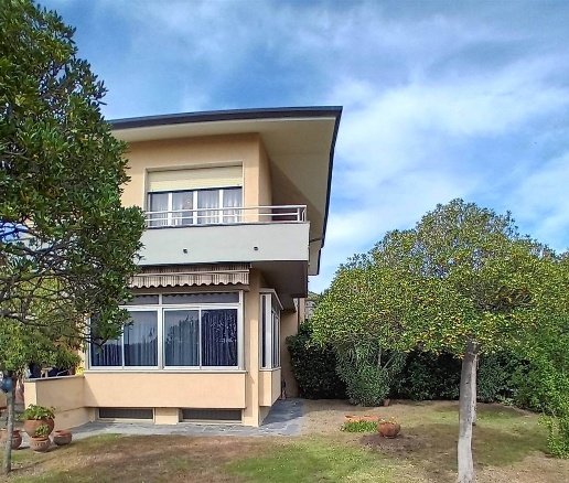 casa indipendente in vendita a Pietrasanta in zona Tonfano