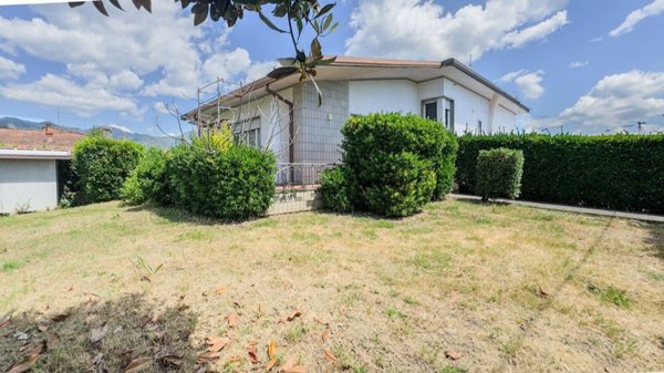 casa indipendente in vendita a Pietrasanta in zona Tonfano