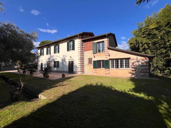 casa indipendente in vendita a Pietrasanta in zona Traversagna