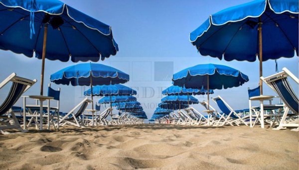 locale commerciale in vendita a Pietrasanta in zona Marina di Pietrasanta