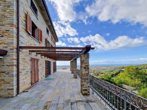 casa indipendente in vendita a Pietrasanta in zona Strettoia