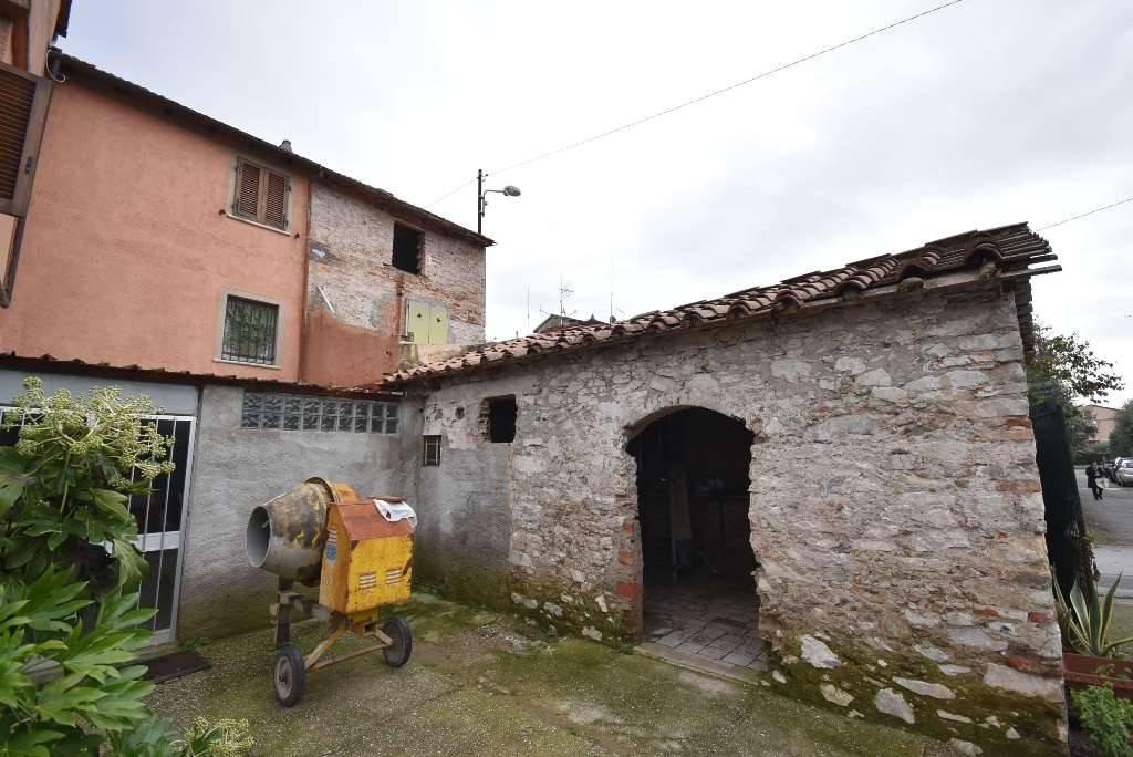 casa indipendente in vendita a Pietrasanta in zona Crociale