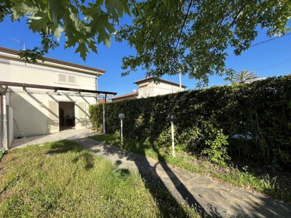 casa indipendente in vendita a Pietrasanta in zona Marina di Pietrasanta