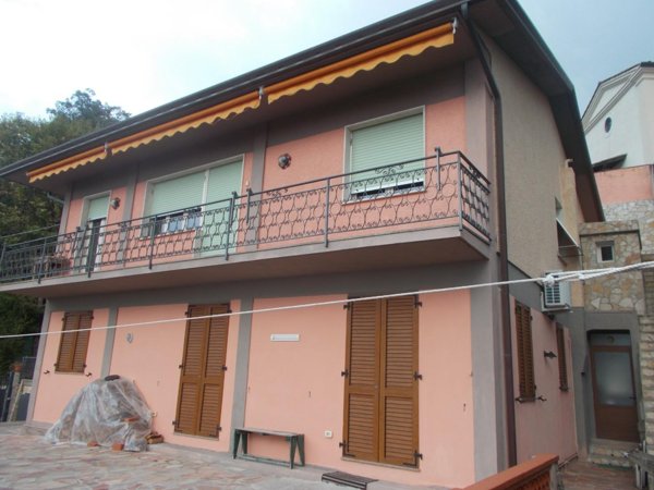 casa indipendente in vendita a Pietrasanta in zona Capriglia