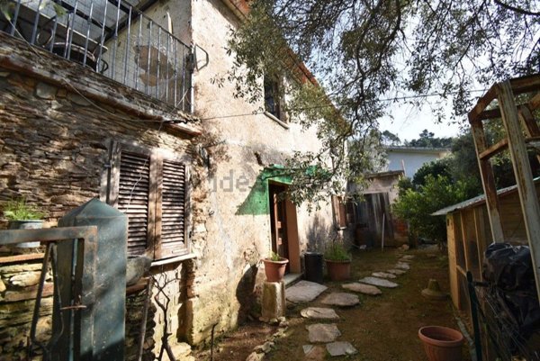casa indipendente in vendita a Pietrasanta in zona Strettoia