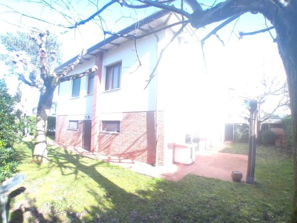 casa indipendente in vendita a Pietrasanta in zona Tonfano