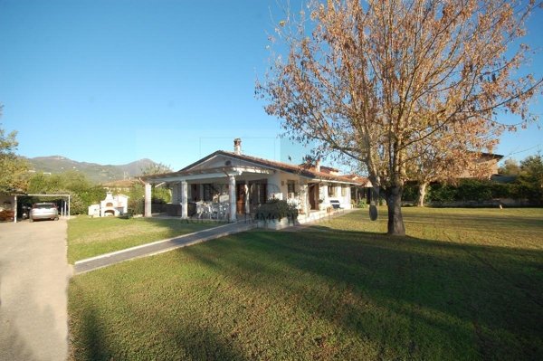 casa indipendente in vendita a Pietrasanta in zona Tonfano