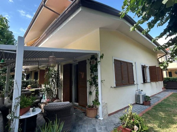 casa indipendente in vendita a Pietrasanta in zona Tonfano