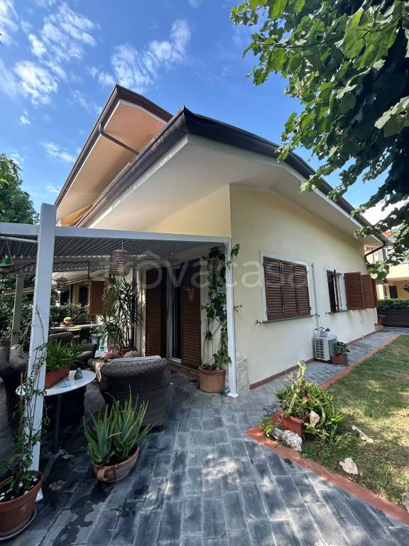 casa indipendente in vendita a Pietrasanta in zona Vignone