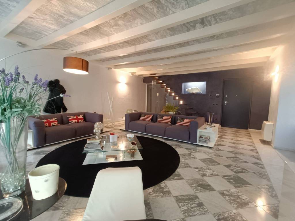 intera palazzina in vendita a Pietrasanta