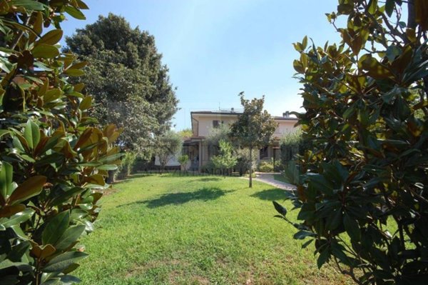 casa indipendente in vendita a Pietrasanta in zona Vignone
