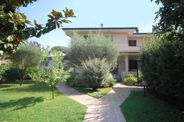 casa indipendente in vendita a Pietrasanta in zona Vignone