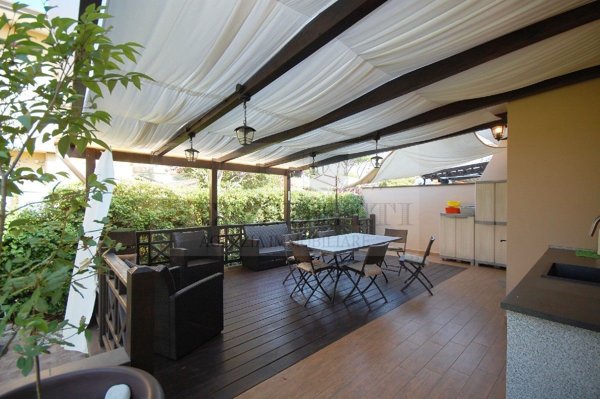 casa indipendente in vendita a Pietrasanta in zona Vignone