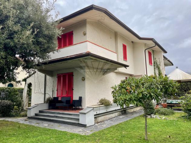 casa indipendente in vendita a Pietrasanta in zona Tonfano