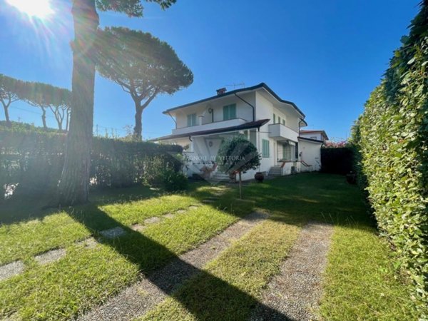 casa indipendente in vendita a Pietrasanta in zona Tonfano