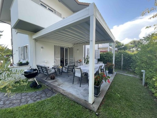 casa indipendente in vendita a Pietrasanta in zona Vignone