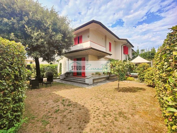 casa indipendente in vendita a Pietrasanta in zona Tonfano