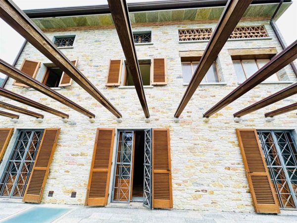 casa indipendente in vendita a Pietrasanta in zona Strettoia