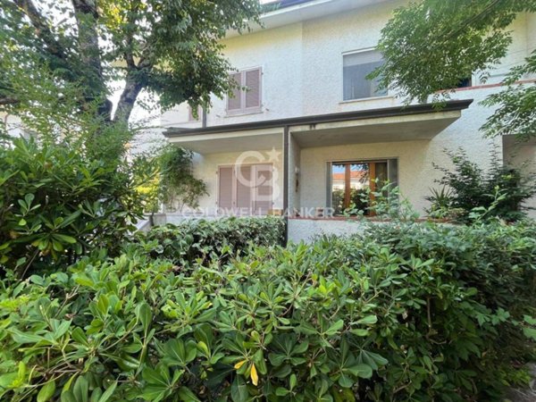 casa indipendente in vendita a Pietrasanta in zona Tonfano