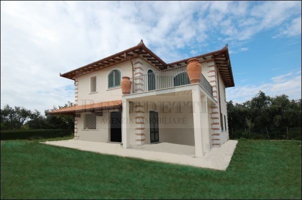 casa indipendente in vendita a Pietrasanta in zona Crociale