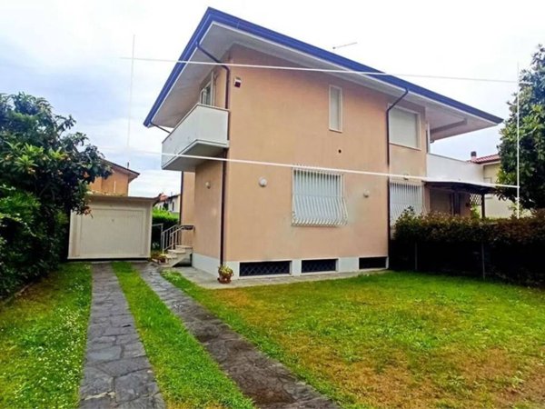 casa indipendente in vendita a Pietrasanta in zona Tonfano