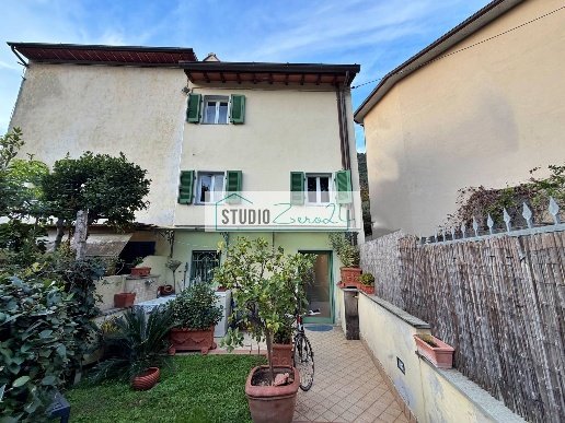 casa indipendente in vendita a Pietrasanta in zona Valdicastello