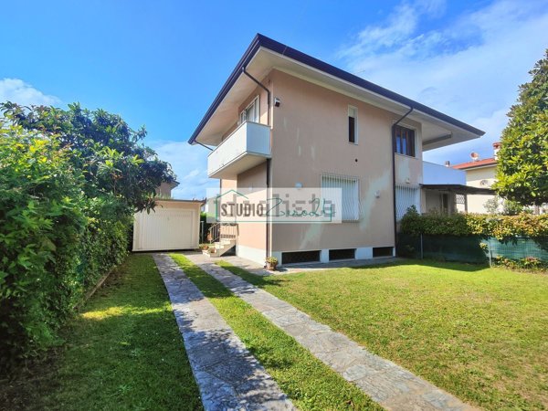 casa indipendente in vendita a Pietrasanta in zona Fiumetto