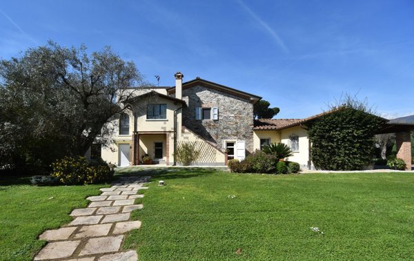 casa indipendente in vendita a Pietrasanta in zona Crociale