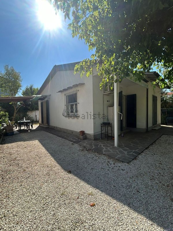 casa indipendente in vendita a Pietrasanta in zona Tonfano