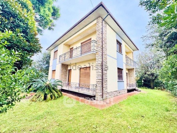 casa indipendente in vendita a Pietrasanta in zona Tonfano