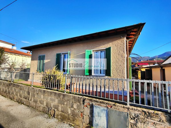 casa indipendente in vendita a Pietrasanta in zona Crociale