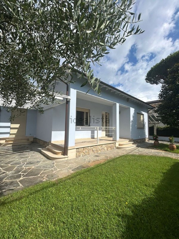 casa indipendente in vendita a Pietrasanta in zona Tonfano