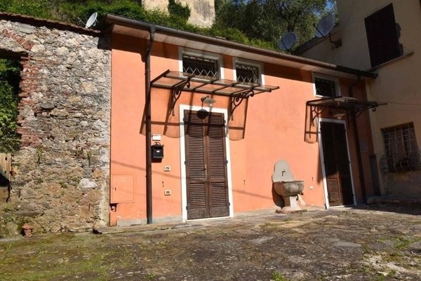 casa indipendente in vendita a Pietrasanta in zona Valdicastello