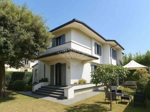 casa indipendente in vendita a Pietrasanta in zona Tonfano