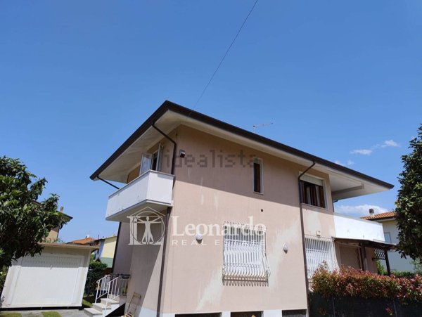 casa indipendente in vendita a Pietrasanta in zona Tonfano