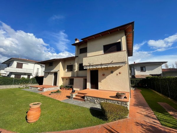casa indipendente in vendita a Pietrasanta in zona Tonfano