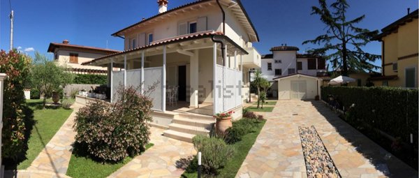 casa indipendente in vendita a Pietrasanta in zona Tonfano
