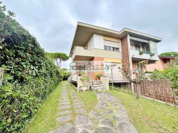 casa indipendente in vendita a Pietrasanta in zona Tonfano