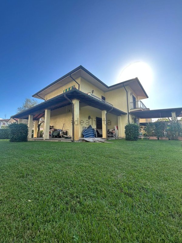 casa indipendente in vendita a Pietrasanta in zona Fiumetto