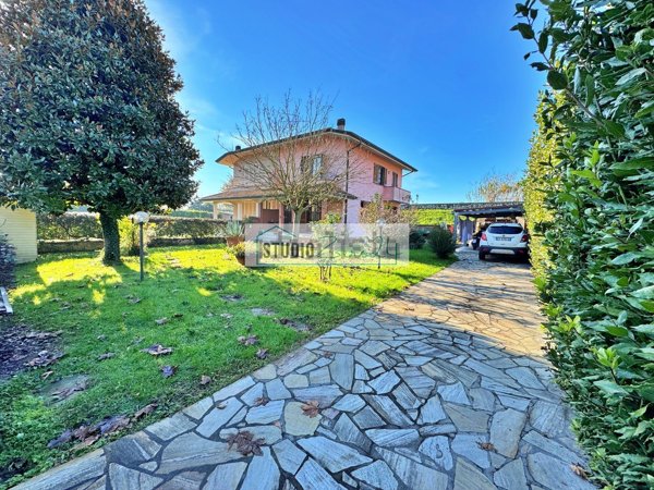casa indipendente in vendita a Pietrasanta