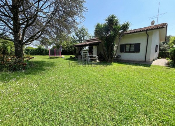 casa indipendente in vendita a Pietrasanta in zona Strettoia