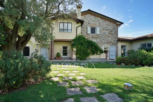 casa indipendente in vendita a Pietrasanta