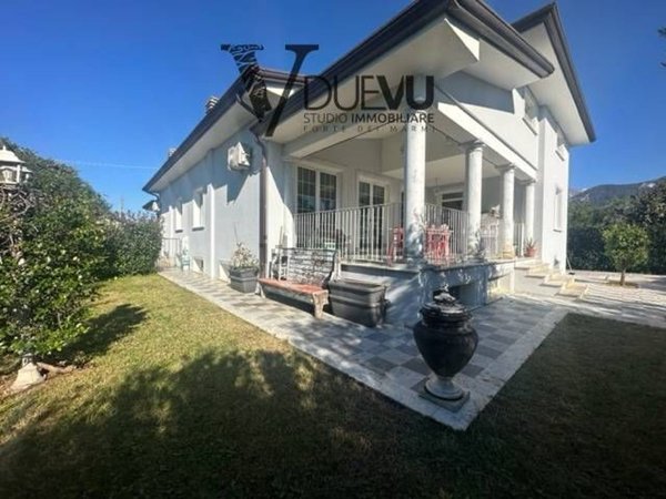 casa indipendente in vendita a Pietrasanta in zona Crociale