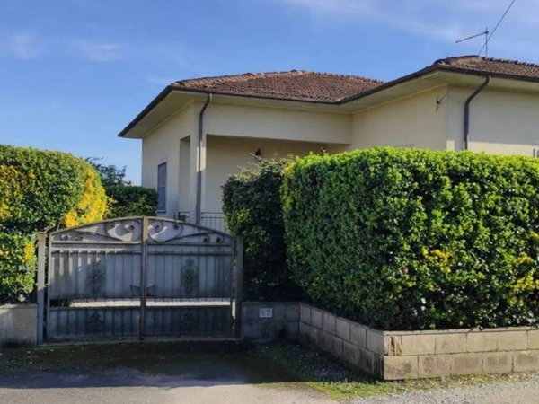 casa indipendente in vendita a Pietrasanta in zona Tonfano