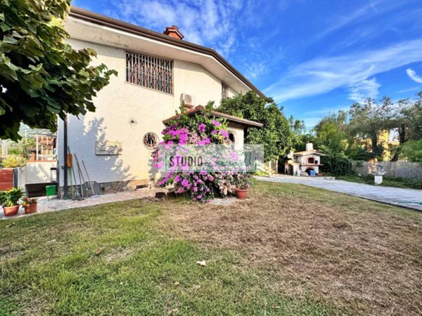 casa indipendente in vendita a Pietrasanta in zona Strettoia